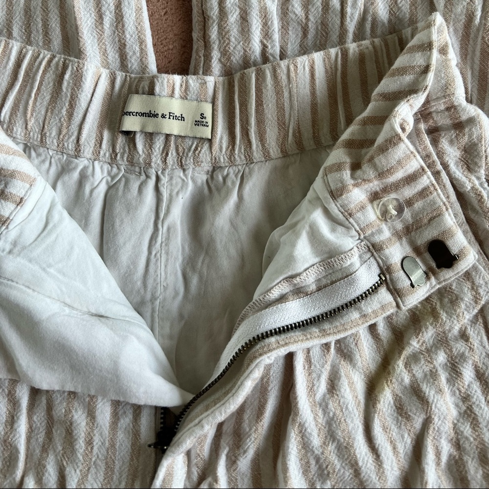 Linen blend loose fit pants.